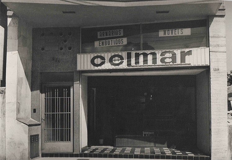 Início da formação da rede de lojas próprias 